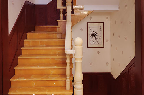 清涧中式别墅室内汉白玉石楼梯的定制安装装饰效果